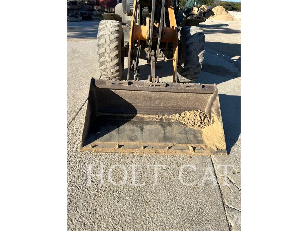 CASE 321F Колесни товарачи