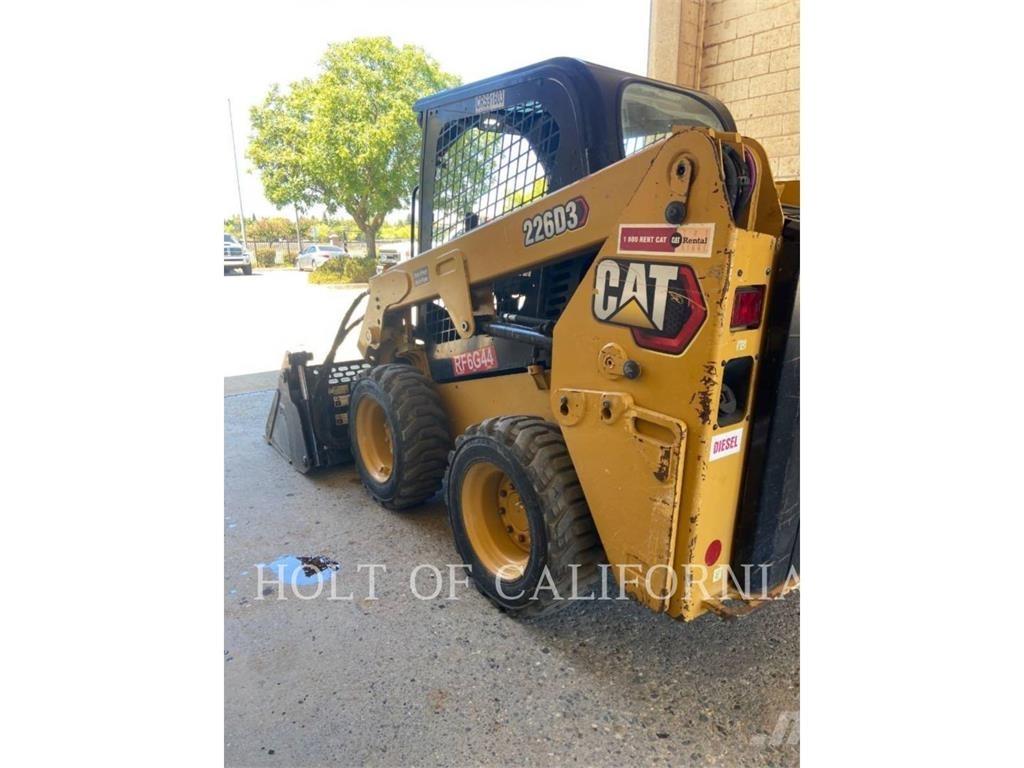 CAT 226 HF Мини товарачи
