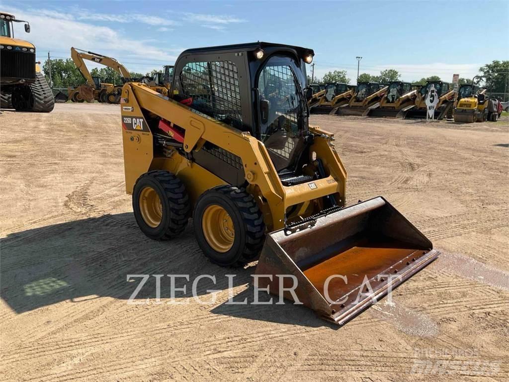 CAT 226D Мини товарачи
