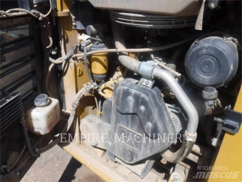 CAT 232D Мини товарачи
