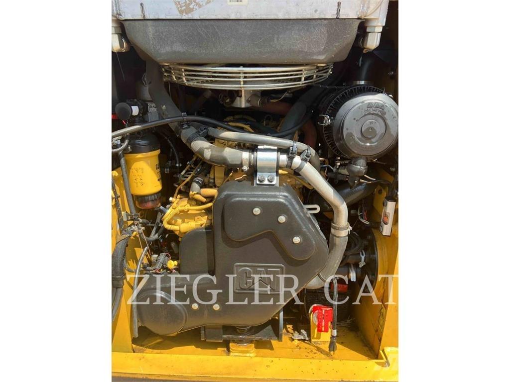 CAT 239D3 Верижен товарач