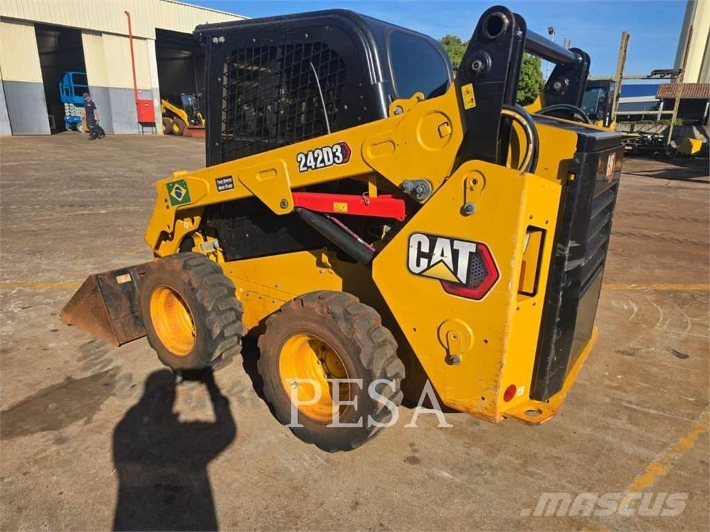 CAT 242 D Мини товарачи
