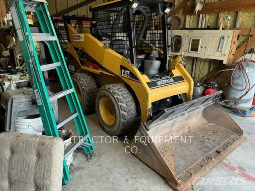 CAT 242B Мини товарачи
