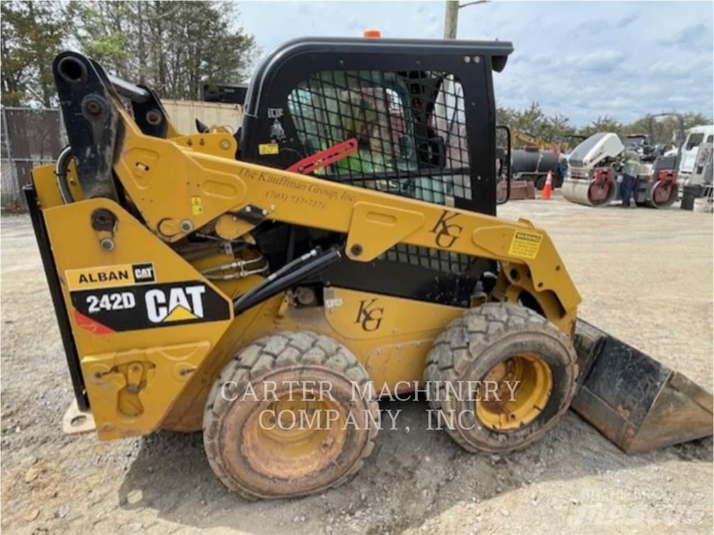 CAT 242D Мини товарачи
