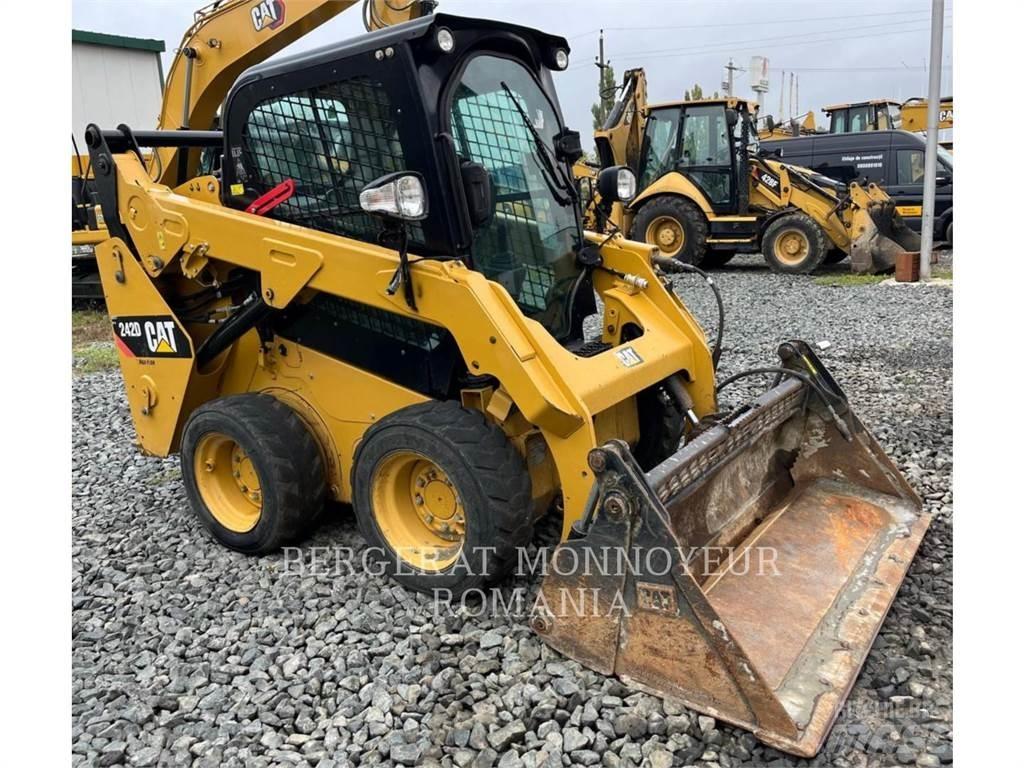 CAT 242D Мини товарачи
