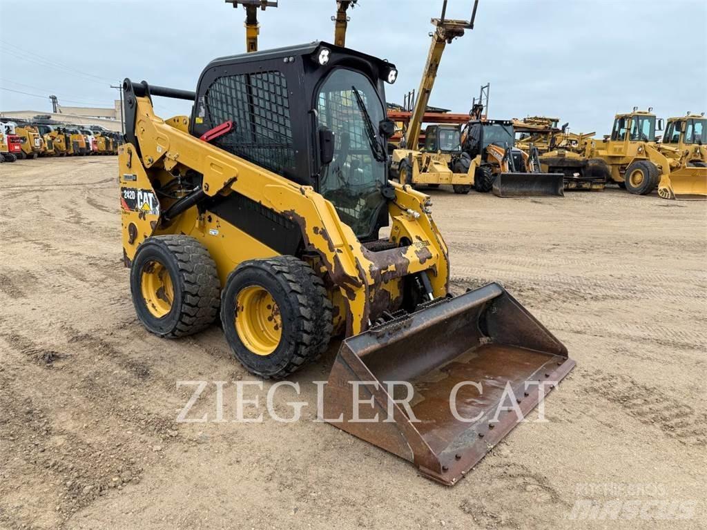 CAT 242D Мини товарачи
