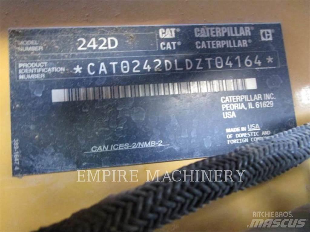 CAT 242D Мини товарачи
