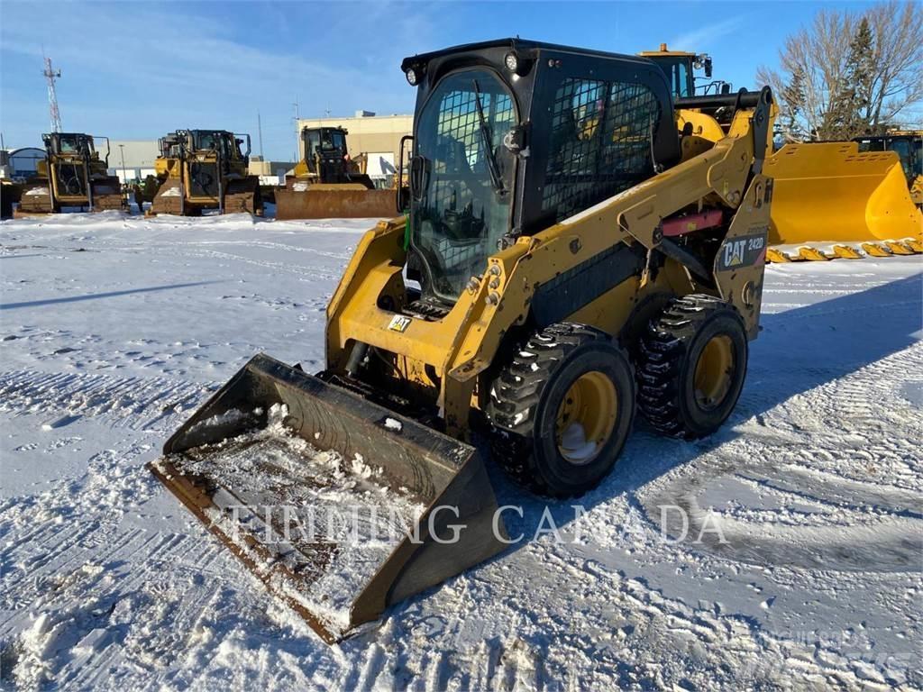 CAT 242D Мини товарачи
