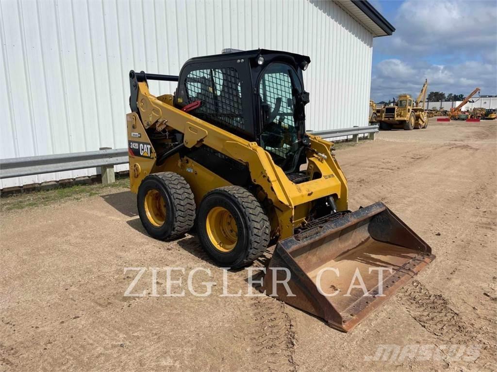 CAT 242D Мини товарачи
