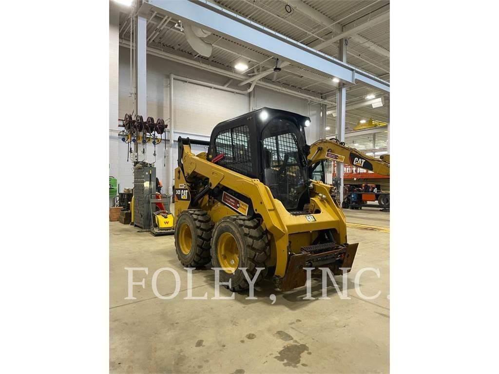 CAT 242D Мини товарачи
