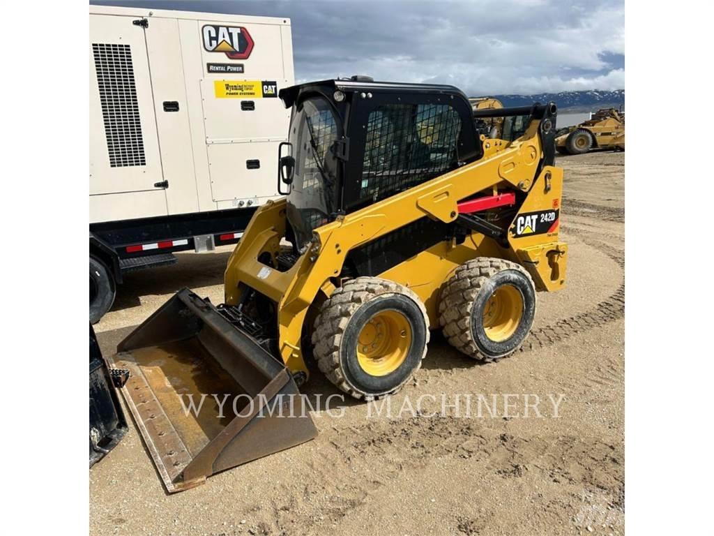 CAT 242D Мини товарачи
