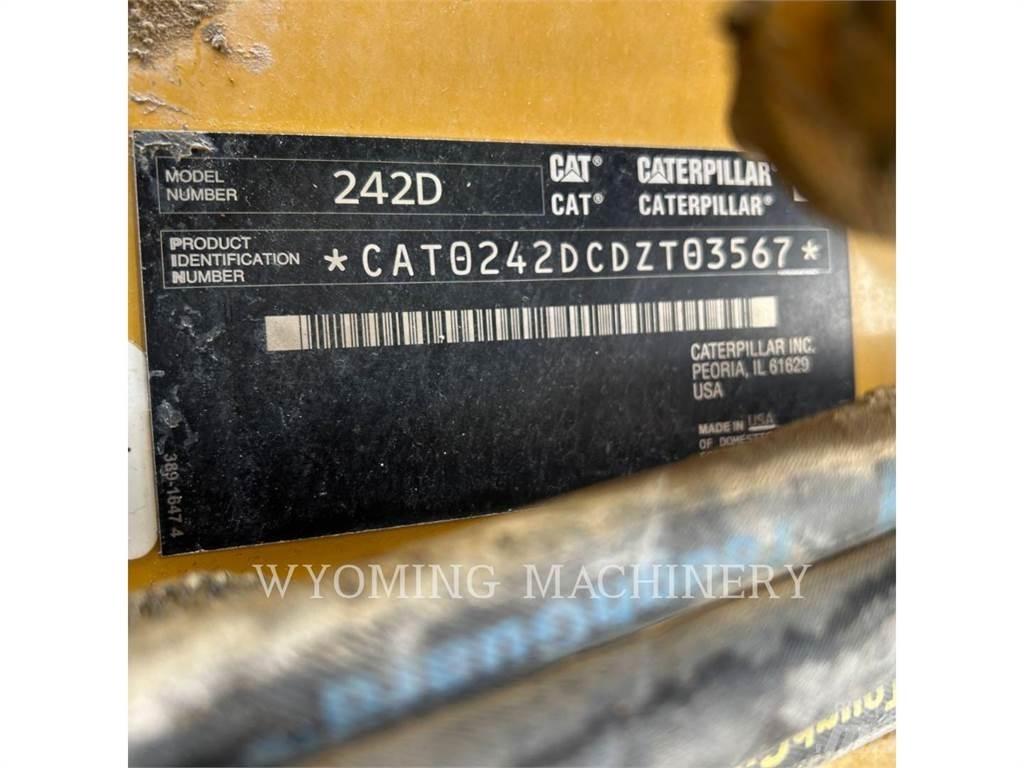 CAT 242D Мини товарачи
