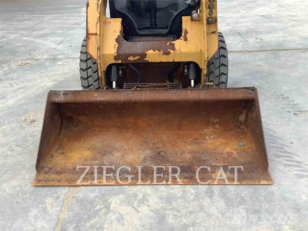 CAT 242D Мини товарачи
