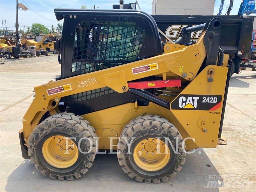 CAT 242D Мини товарачи
