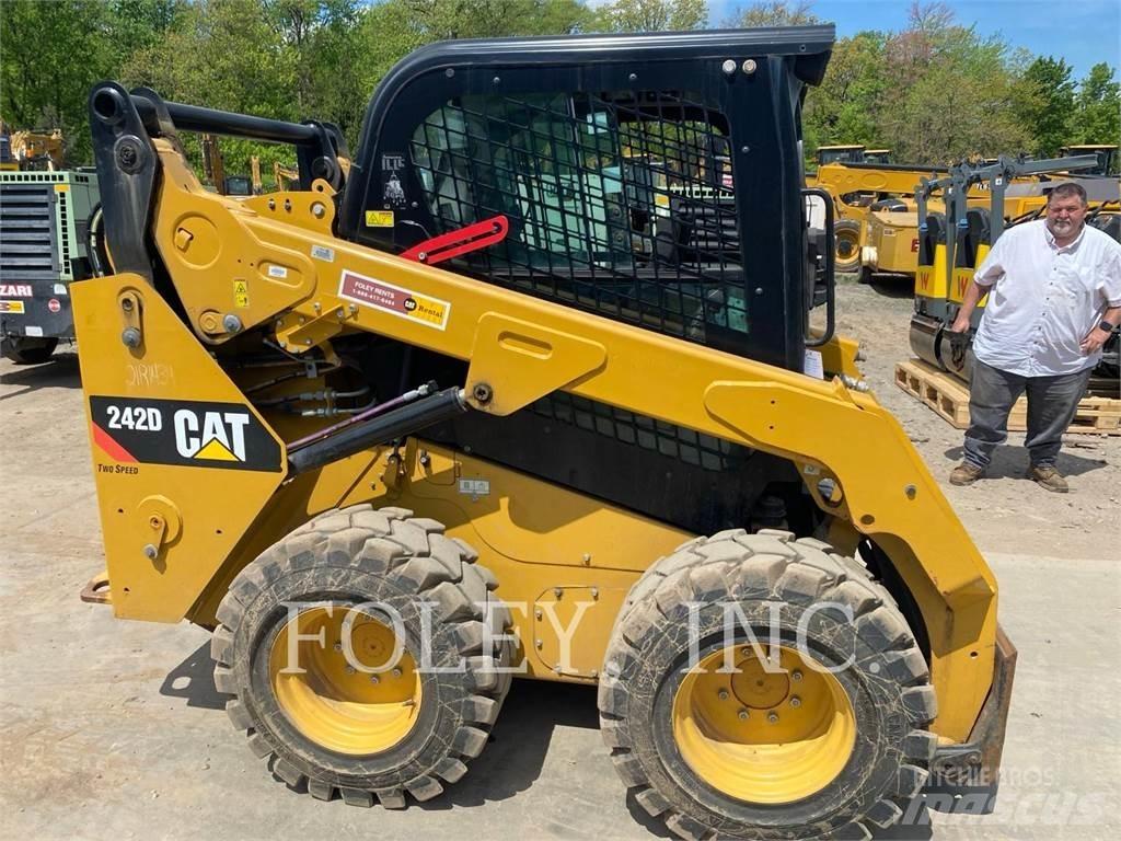 CAT 242D Мини товарачи
