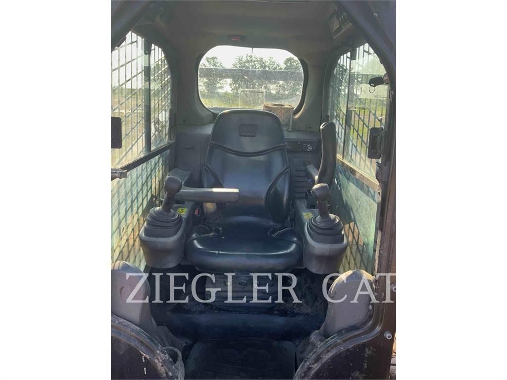 CAT 242D Мини товарачи
