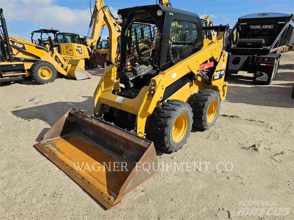 CAT 242D Мини товарачи
