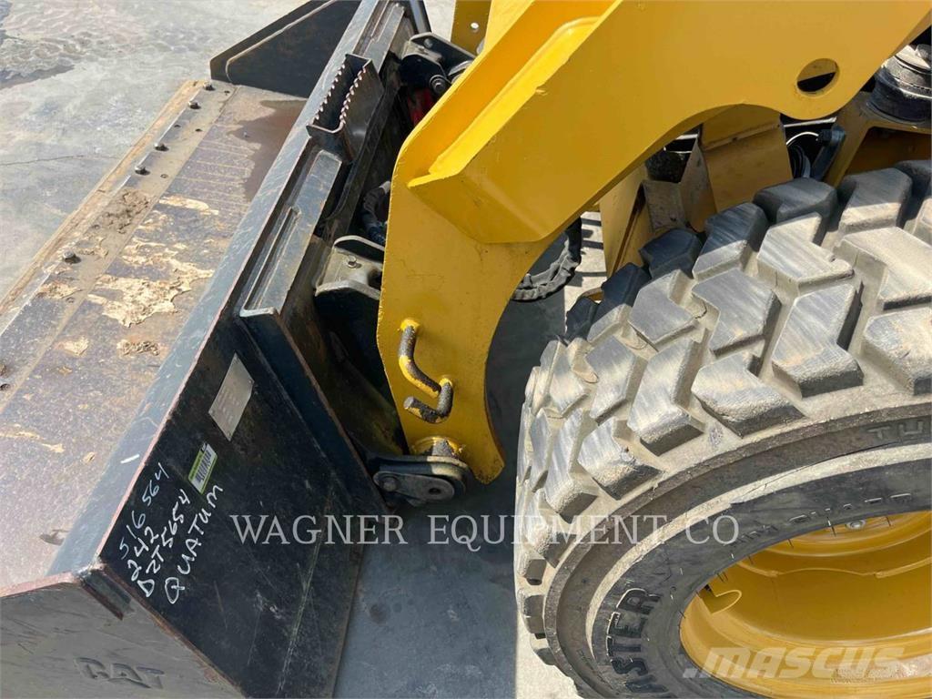 CAT 242D Мини товарачи
