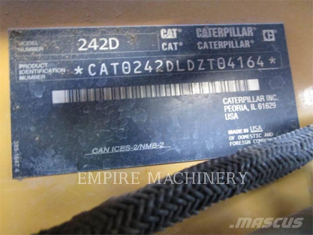 CAT 242D Мини товарачи
