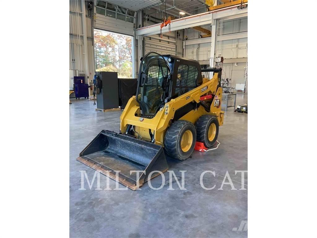 CAT 242D 3 Мини товарачи

