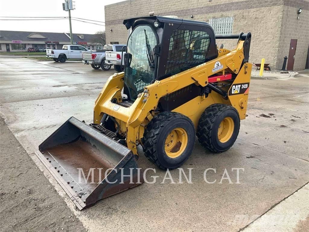 CAT 242D A2Q Мини товарачи

