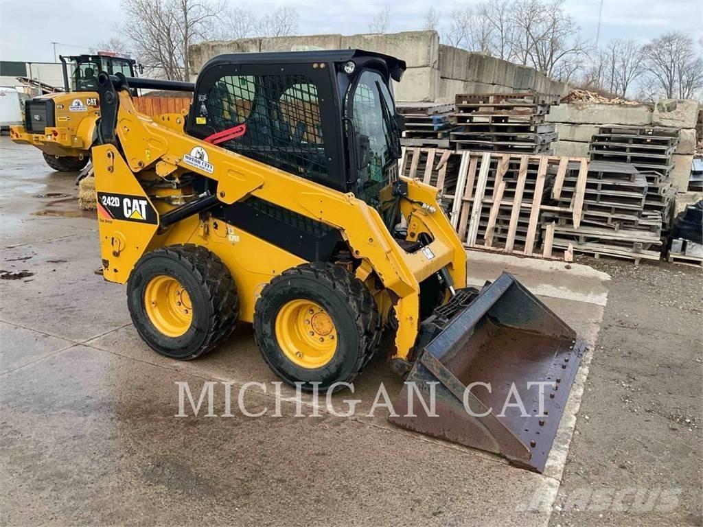 CAT 242D A2Q Мини товарачи
