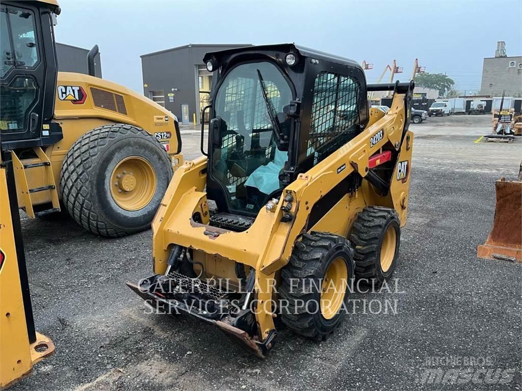 CAT 242D3 Мини товарачи
