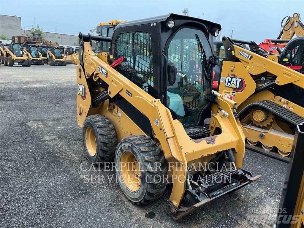 CAT 242D3 Мини товарачи
