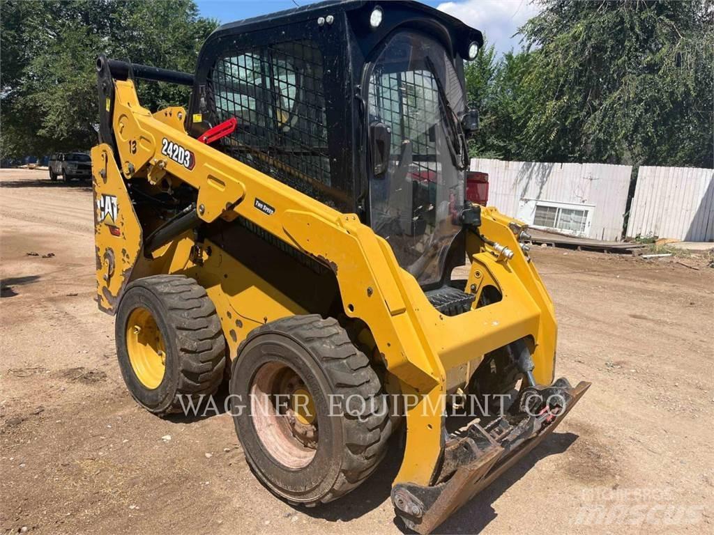 CAT 242D3 Мини товарачи
