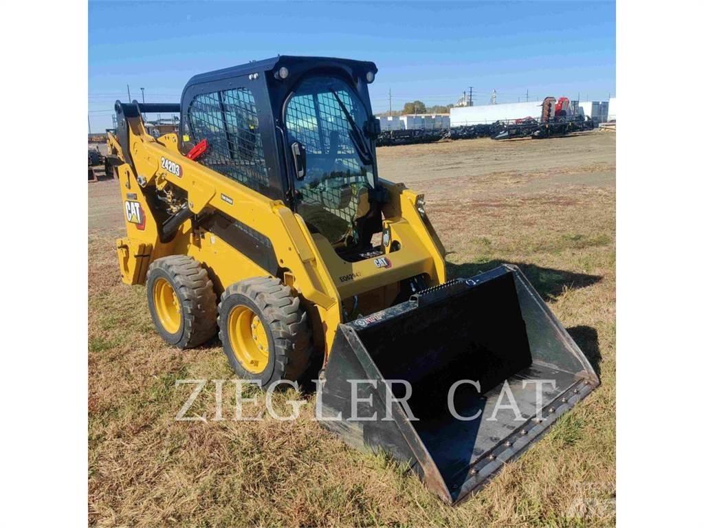 CAT 242D3 Мини товарачи
