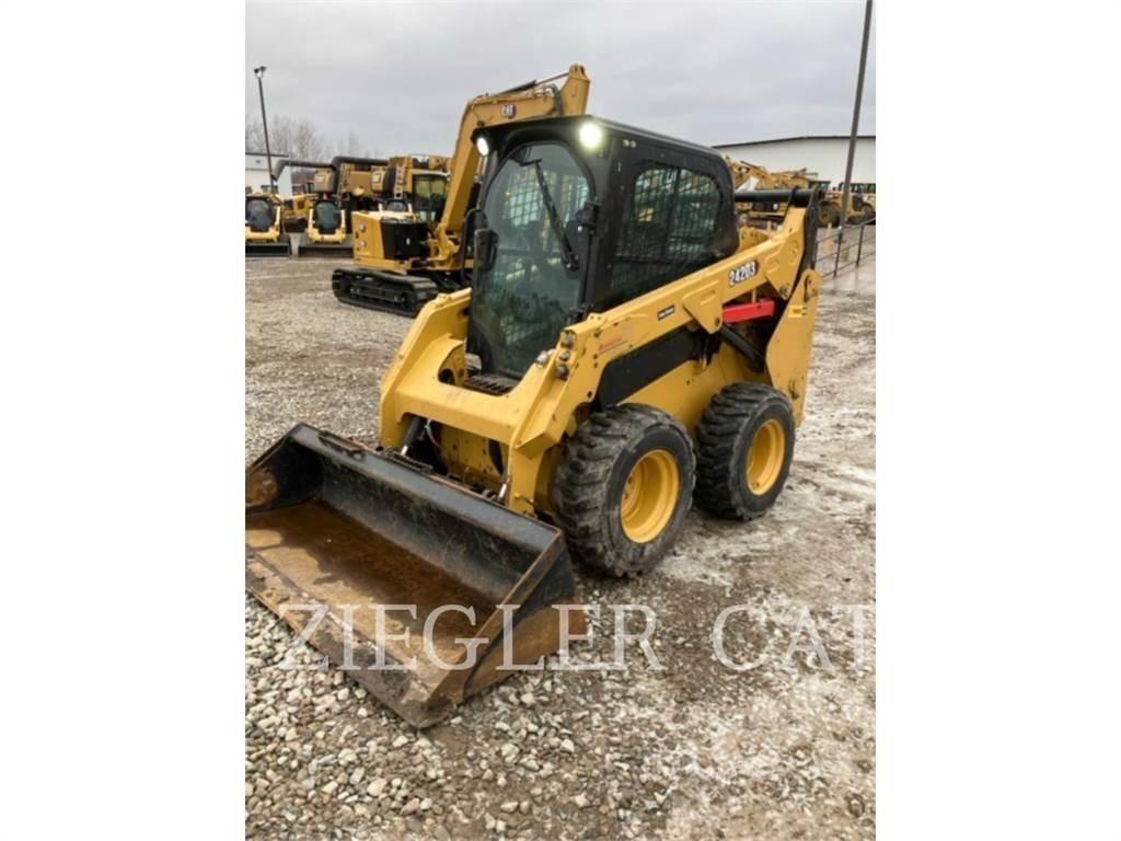 CAT 242D3 Мини товарачи
