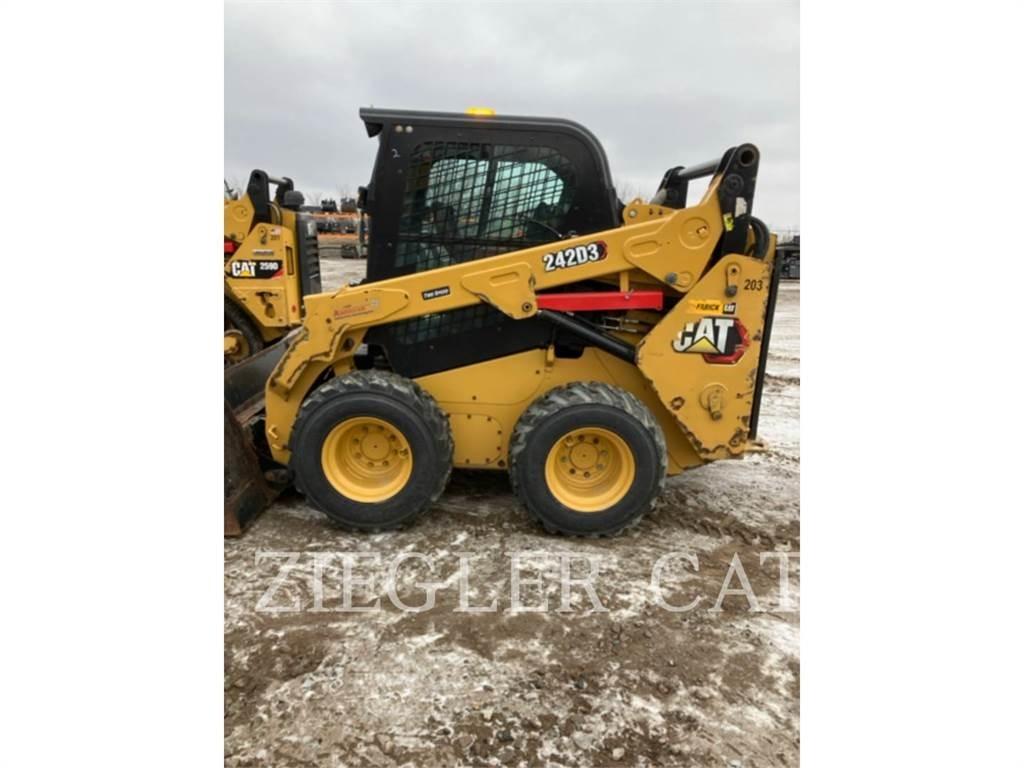 CAT 242D3 Мини товарачи
