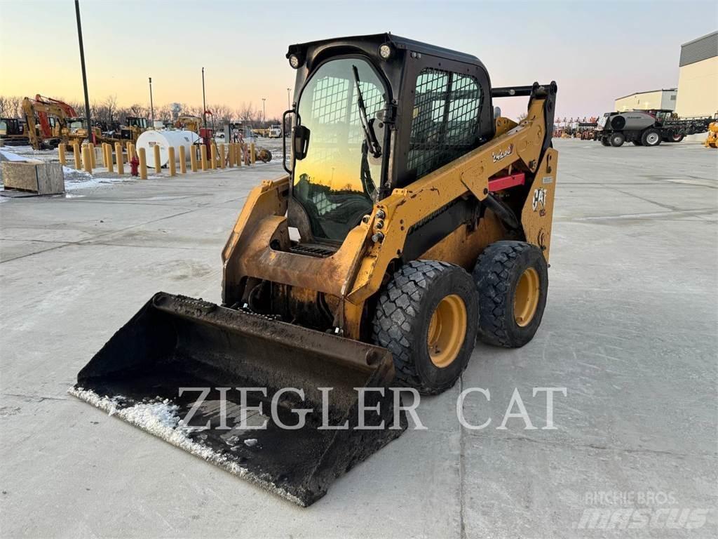 CAT 242D3 Мини товарачи
