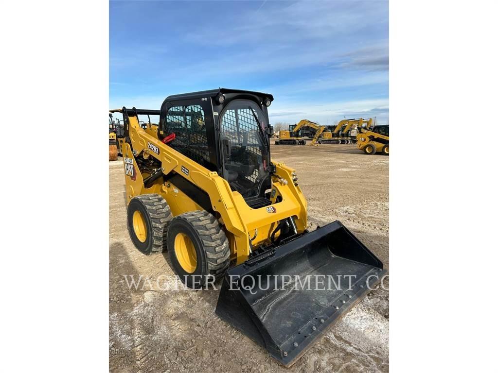 CAT 242D3 Мини товарачи
