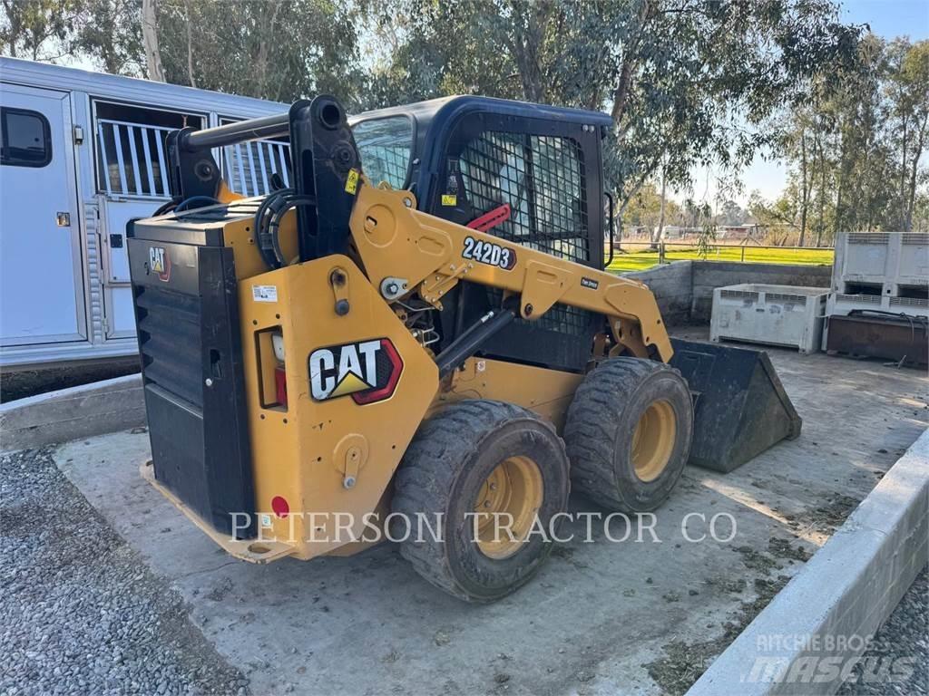 CAT 242D3 Мини товарачи
