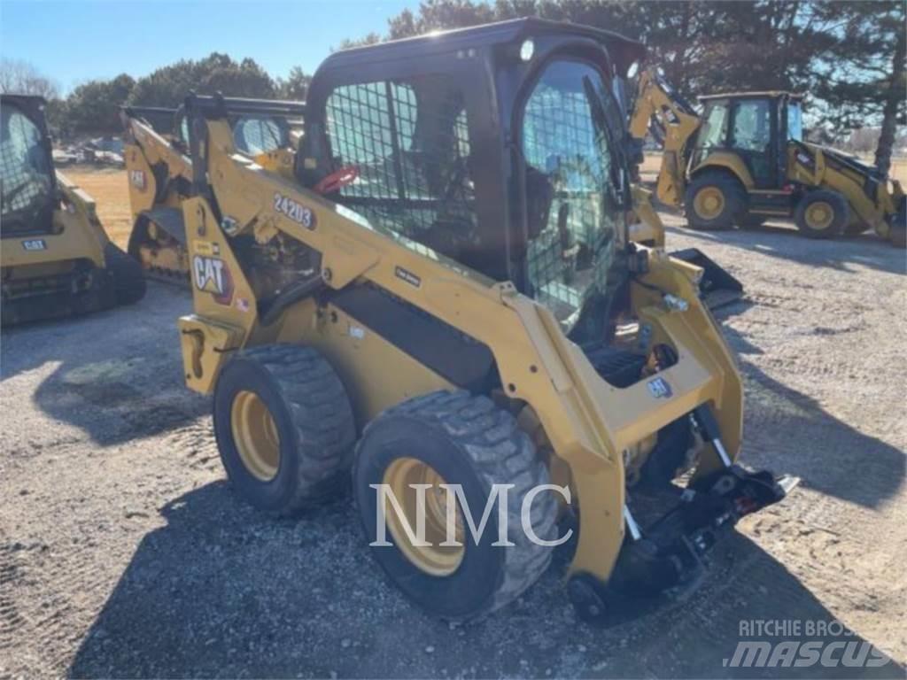 CAT 242D3 Мини товарачи
