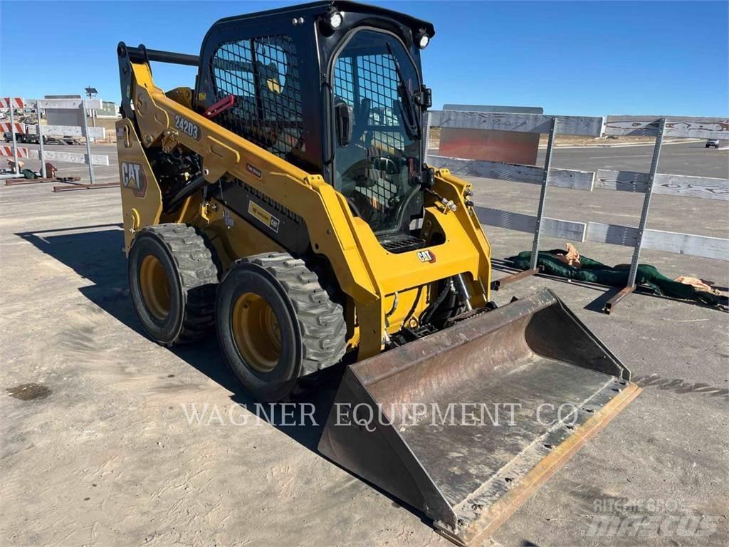 CAT 242D3 Мини товарачи
