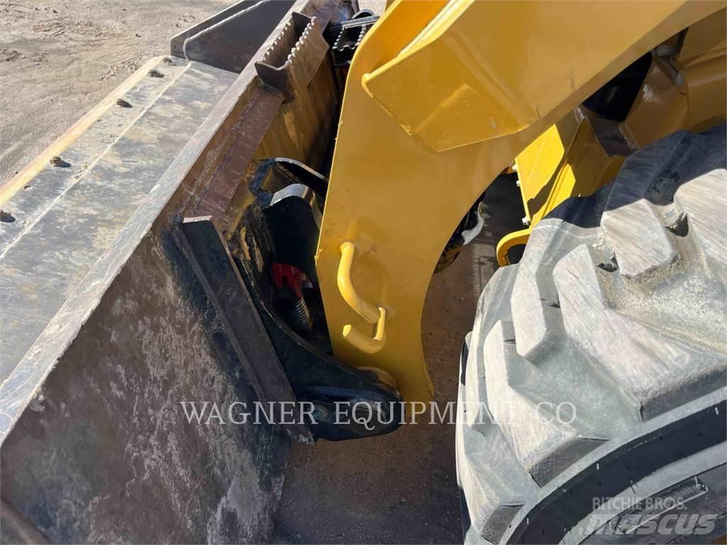 CAT 242D3 Мини товарачи
