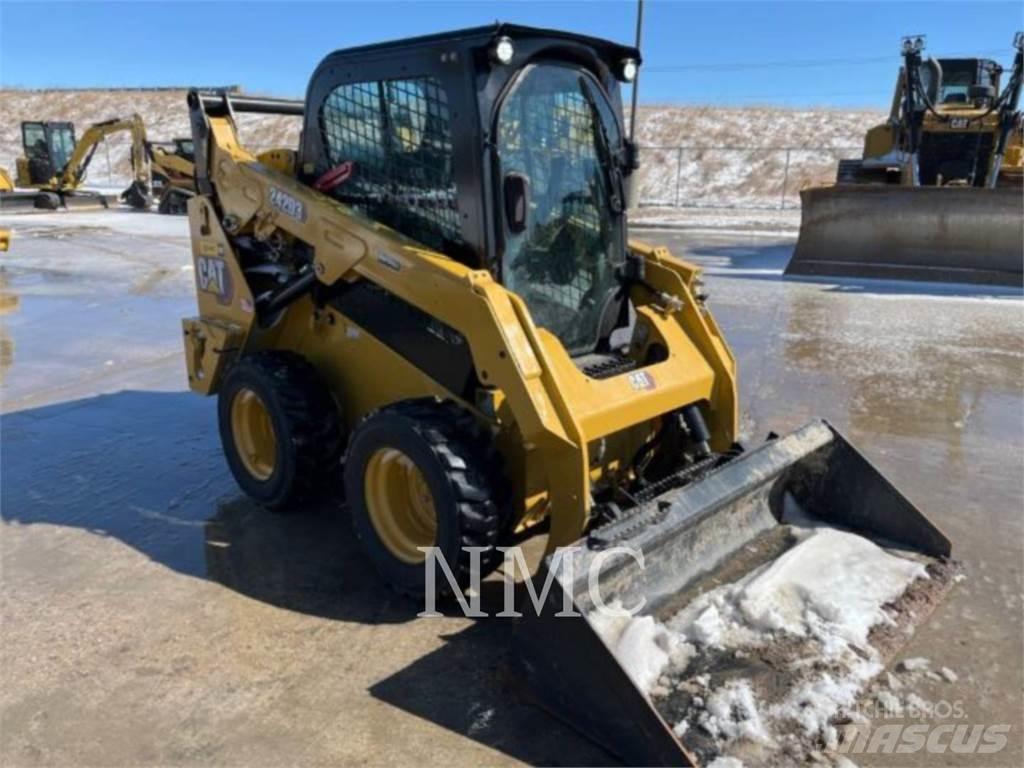 CAT 242D3 Мини товарачи
