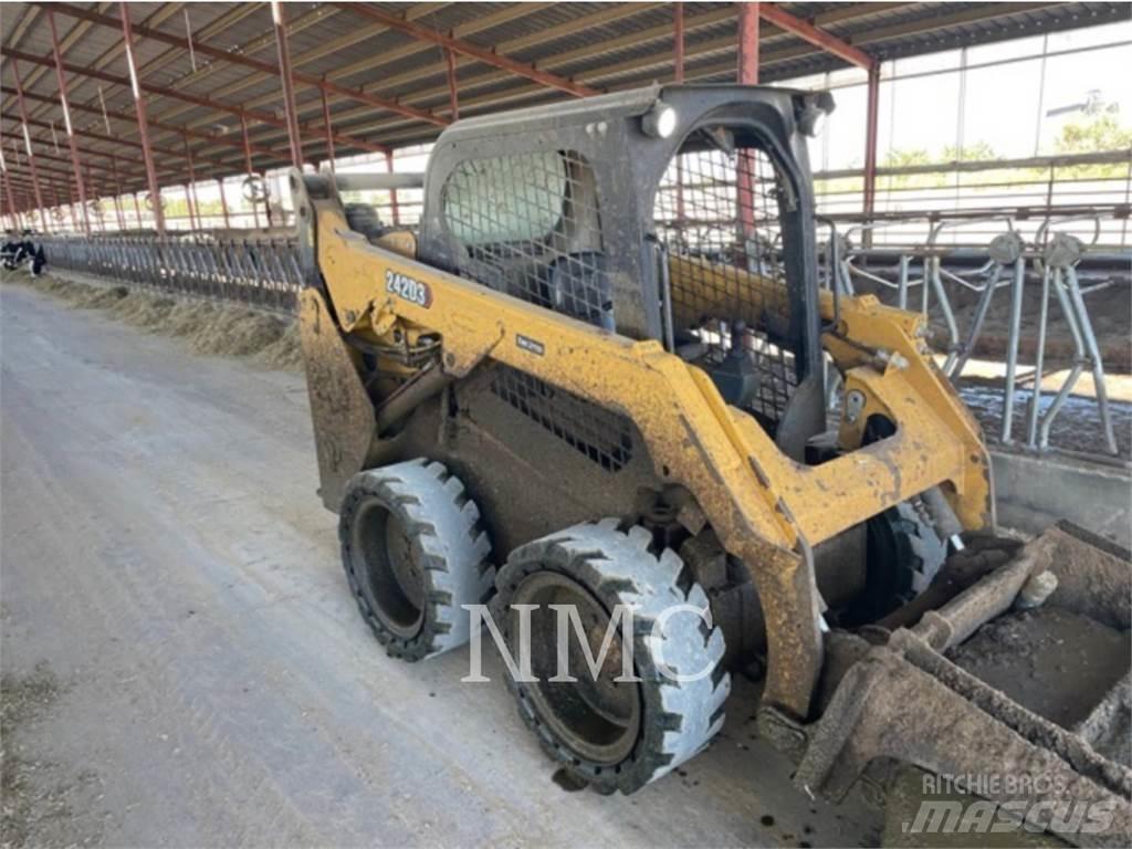 CAT 242D3 Мини товарачи
