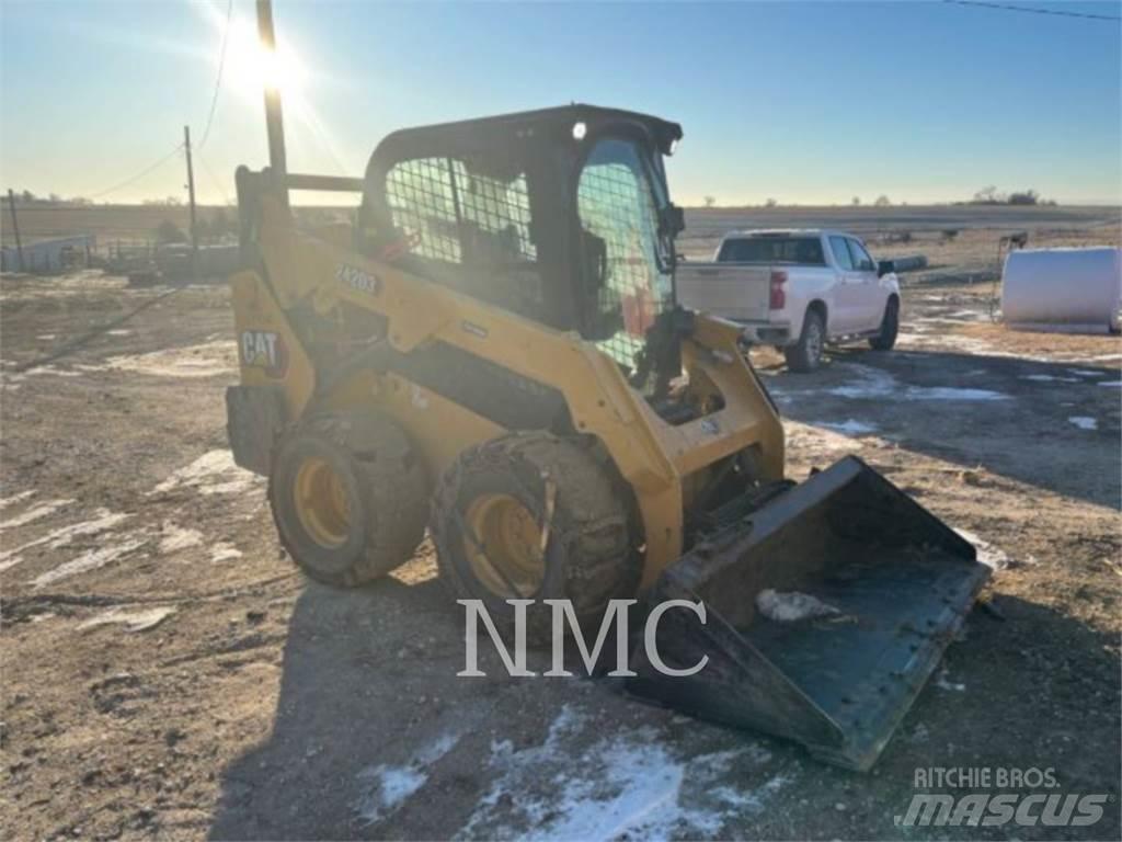 CAT 242D3 Мини товарачи
