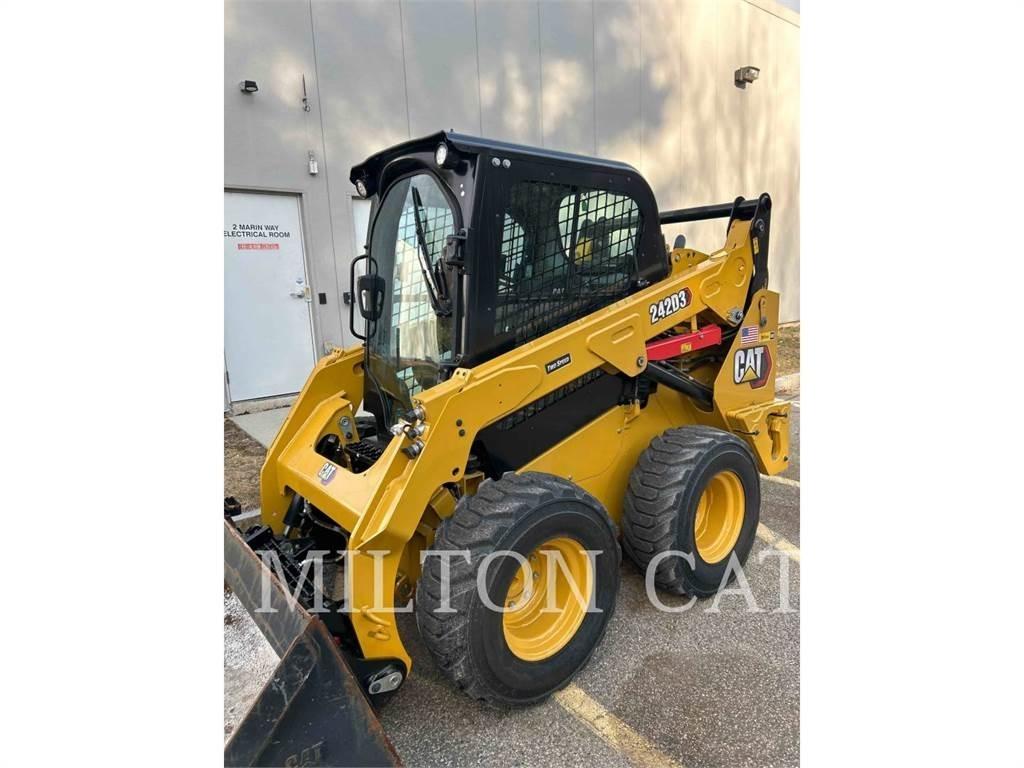 CAT 242D3 Мини товарачи
