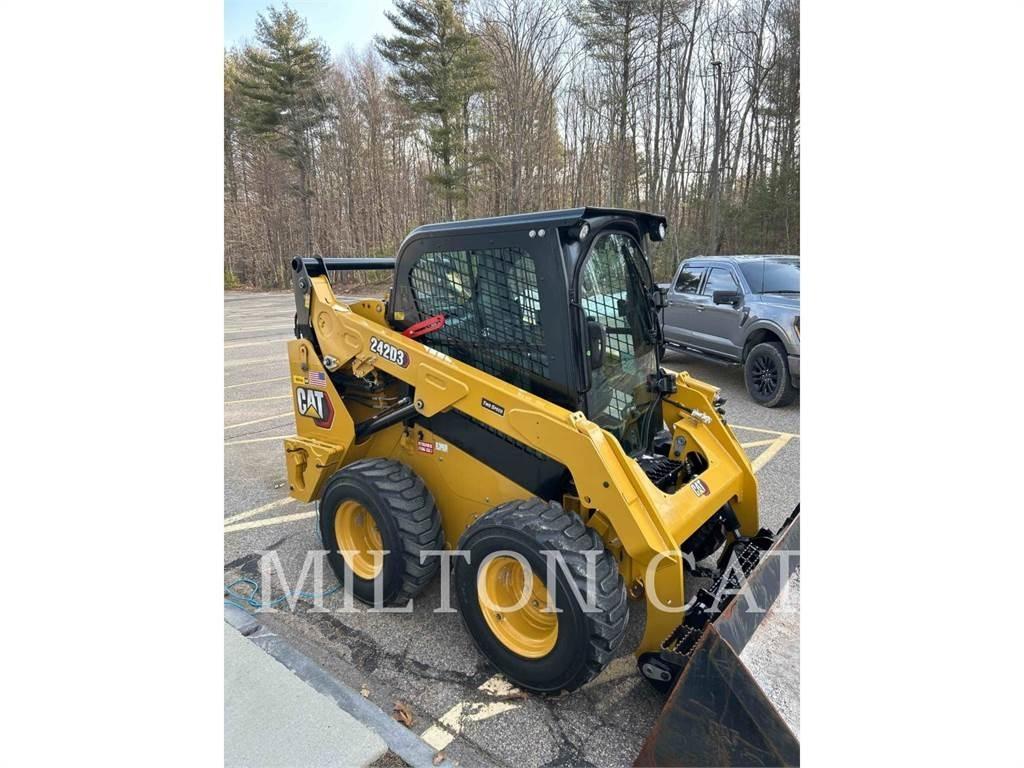 CAT 242D3 Мини товарачи
