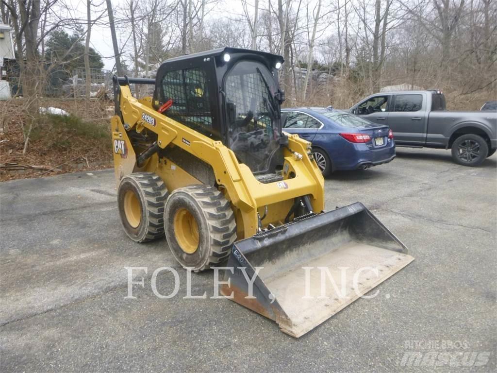 CAT 242D3 Мини товарачи
