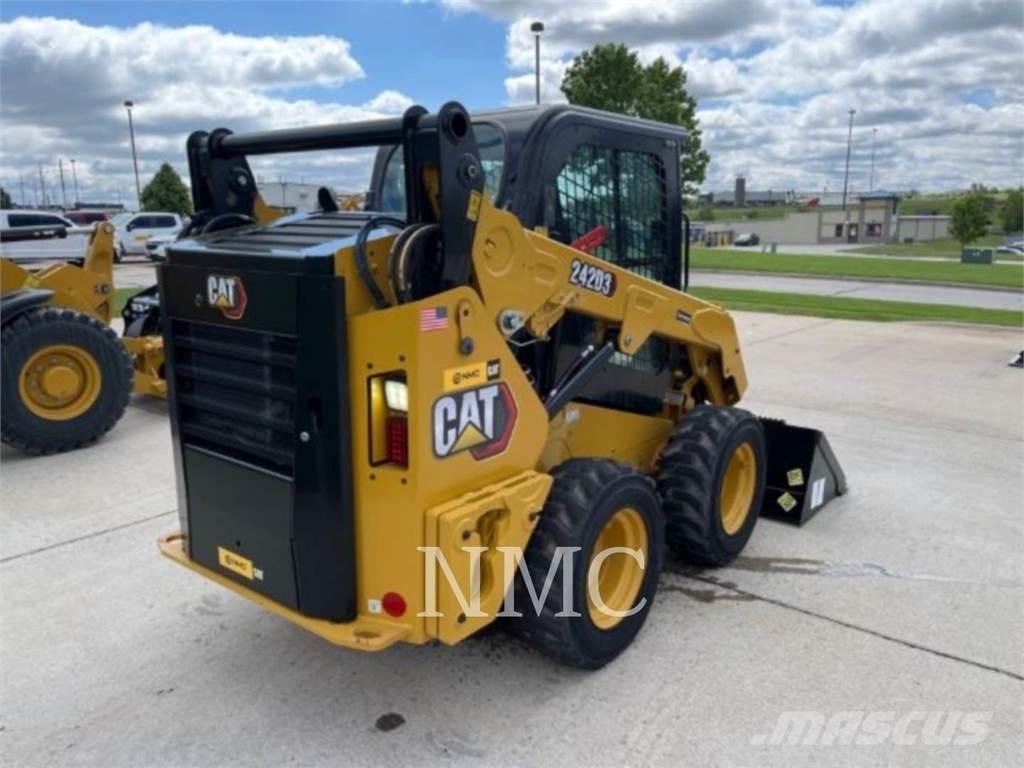 CAT 242D3 Мини товарачи
