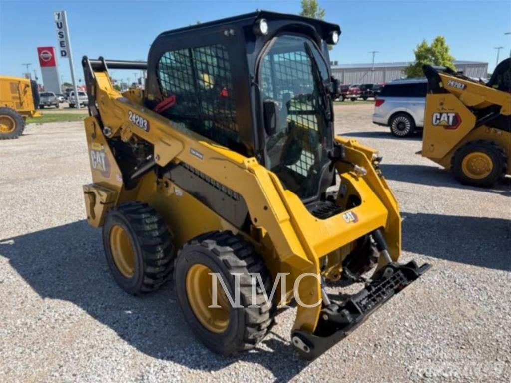 CAT 242D3 Мини товарачи
