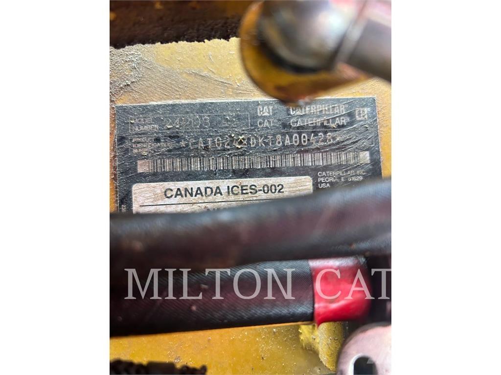 CAT 242D3 Мини товарачи
