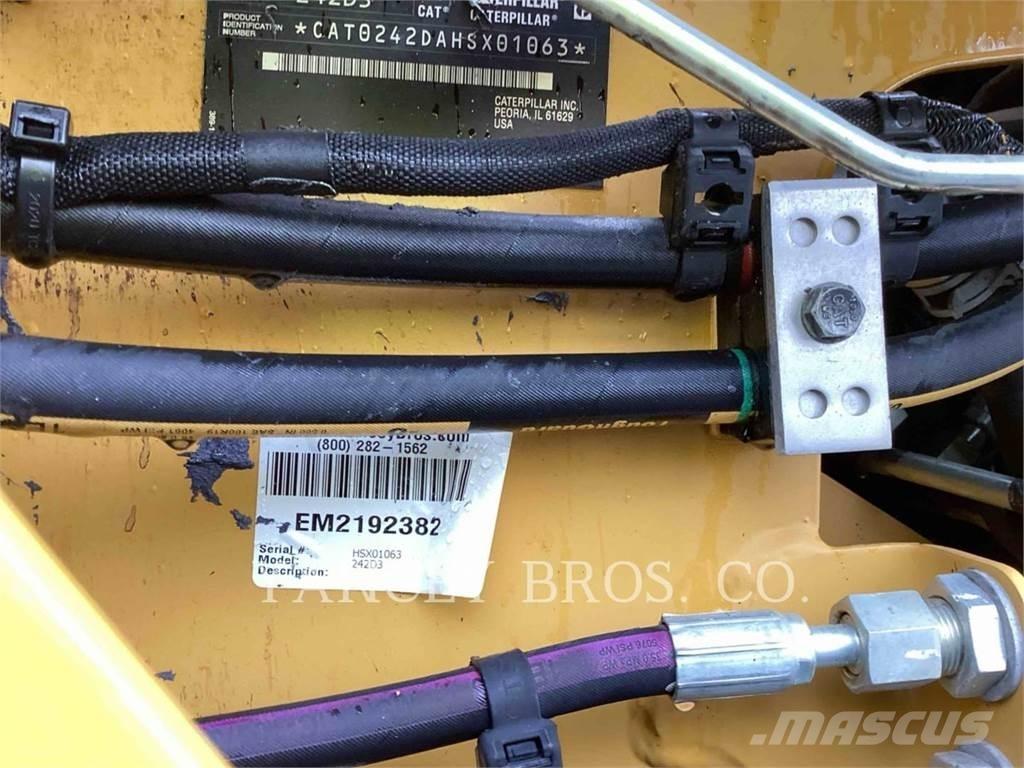CAT 242D3 AC Мини товарачи
