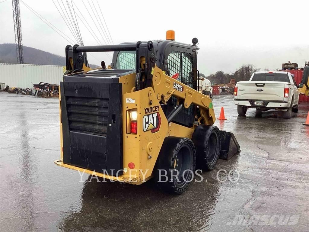 CAT 242D3 AC Мини товарачи
