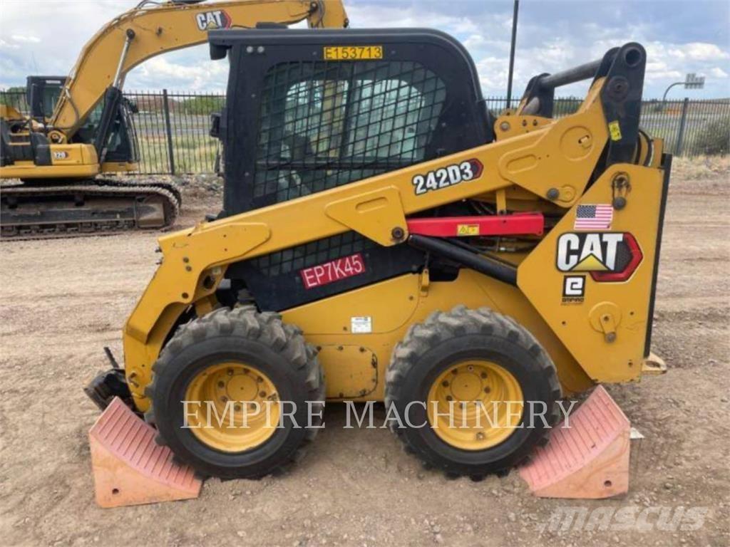 CAT 242D3 CA Мини товарачи
